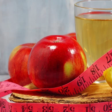 Le vinaigre de cidre de pomme utilisé comme solution naturelle pour faire fondre les graisses